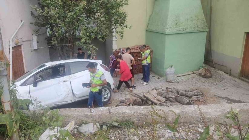 İstinat duvarından caminin bahçesine düşen otomobildeki 4 kişi yaralandı - Kastamonu haber