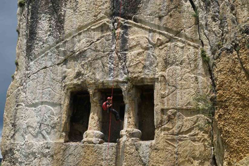2 bin 700 yıllık kaya mezarı bakımsızlıktan yok oluyor - Kastamonu haber