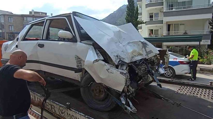 Amasya'da halk otobüsüyle otomobil çarpıştı: 4 yaralı