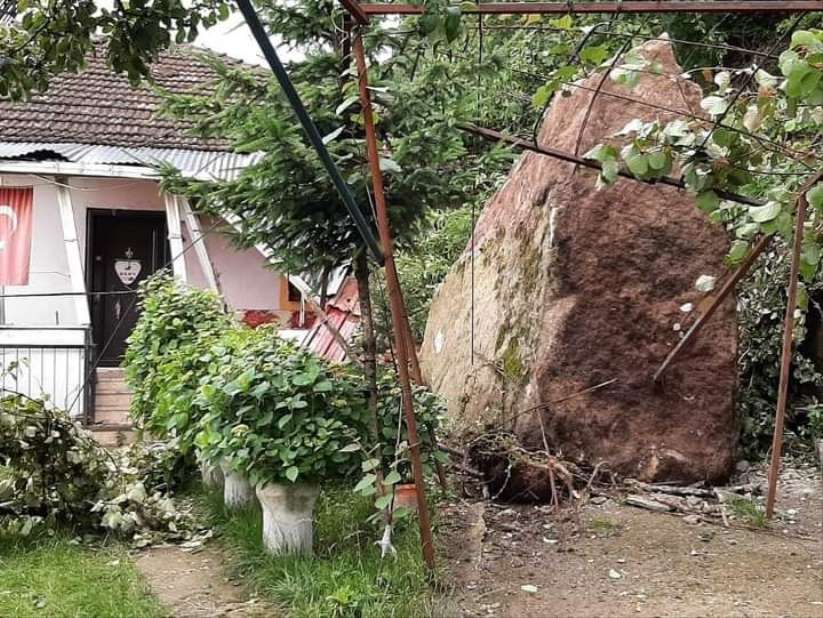 Ordu'da yamaçtan düşen dev kaya parçası eve çarptı