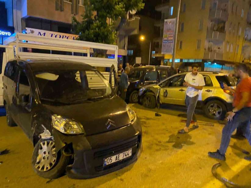 Amasya'da üç aracın çarpıştığı kaza kamerada