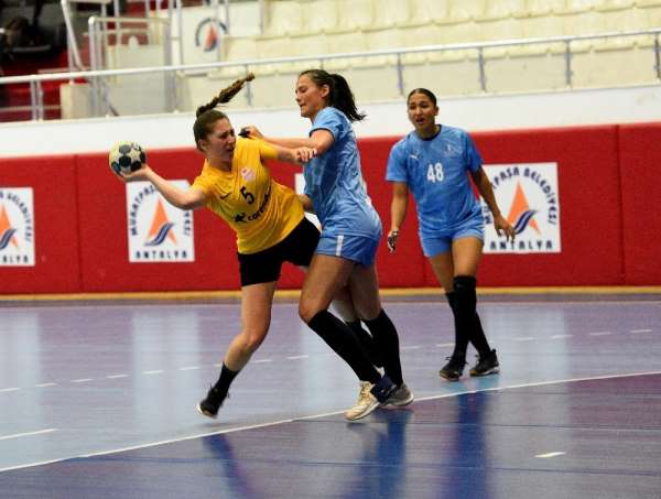 Muratpaşa'nın kadın hentbol takımı, İzmir'i mağlup etti 