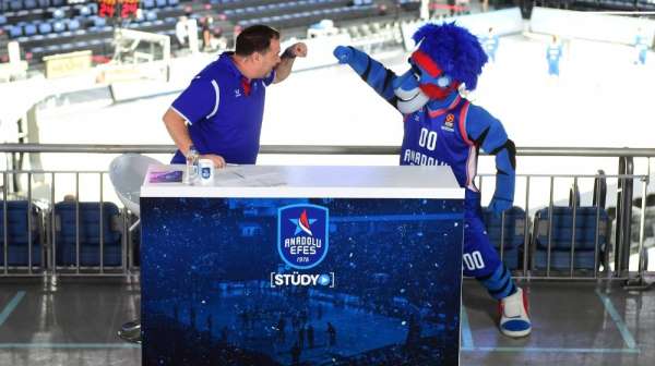 Anadolu Efes Stüdyo, basketbolseverlerin evlerine konuk olmayı sürdürüyor
