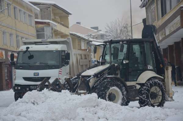 Bulanık Belediyesinden karla mücadele çalışması 