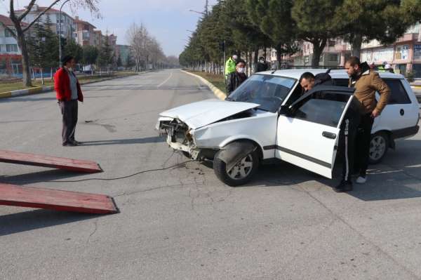 Isparta'da görev yerine giden polis, trafik kazasında ağır yaralandı 