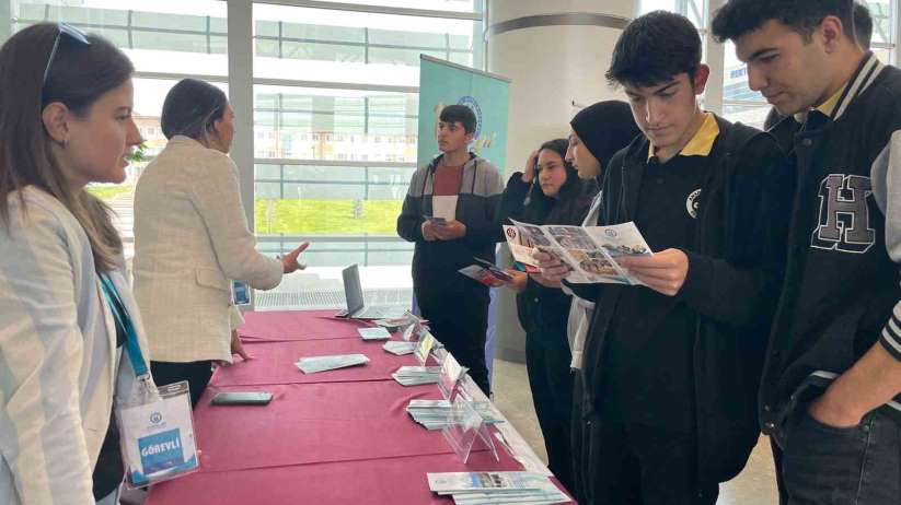 Bayburt Üniversitesi aday öğrencilerle bu kez Erzincan'daki tanıtım fuarında buluştu