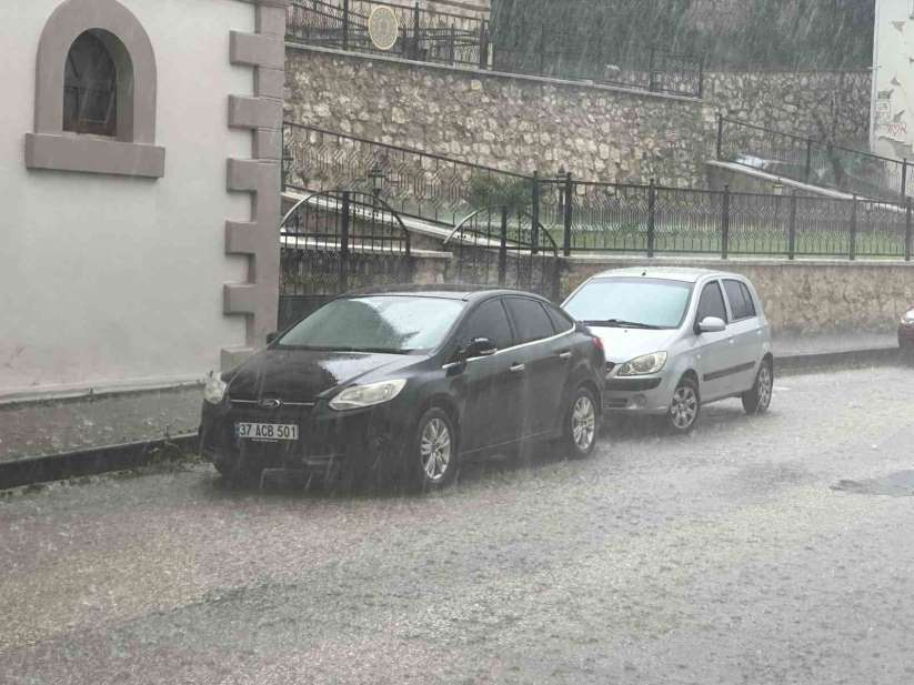 Kastamonu'da dolu ve sağanak yağış hayatı olumsuz etkiledi