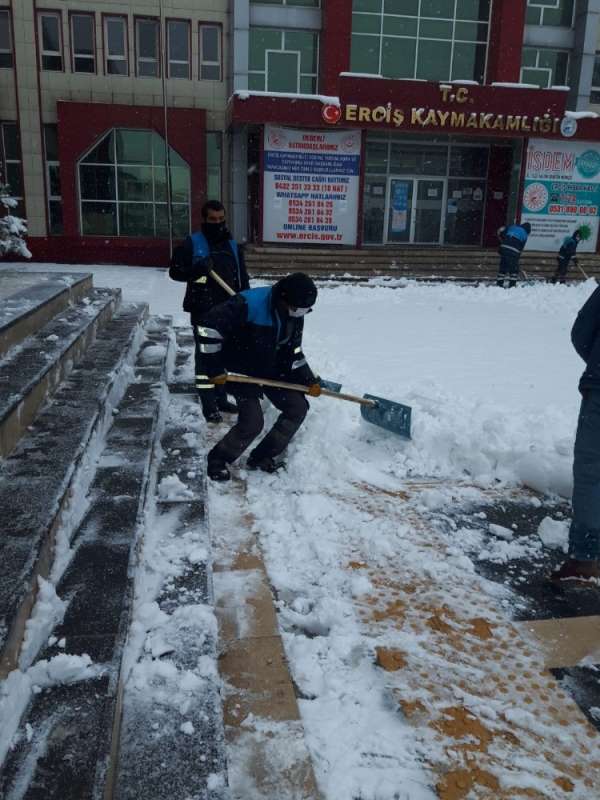 Erciş Belediyesinden kar temizlik çalışması 