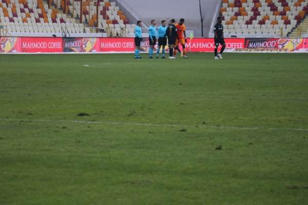 Yeni Malatya Stadı'nın zemini tepki çekti 