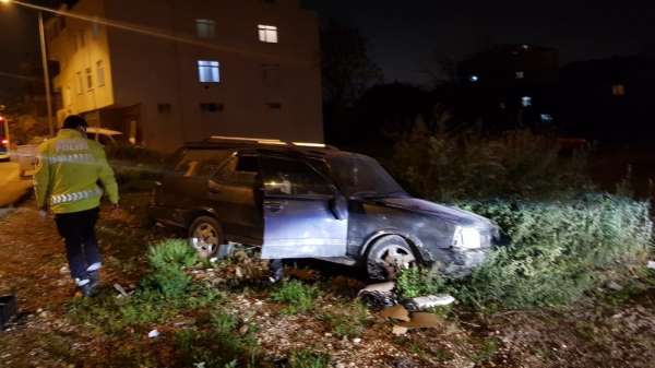 (Özel) Kısıtlamada kovalamaca sonucu kaza yaptı, aracı bırakıp kaçtı