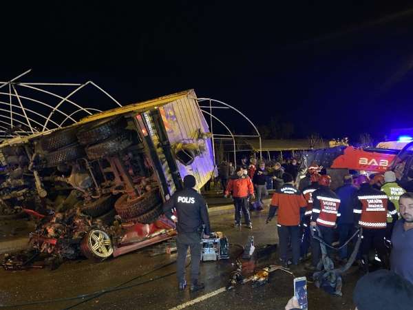 Sakarya'da feci kaza, kamyon 2 aracın üzerine devrildi 