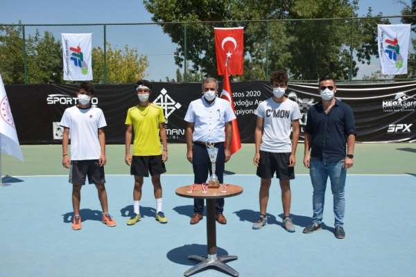 Ağrı'lı tenisçiler Batman'da takım halinde şampiyon oldu