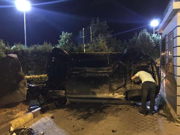 (Özel) Kartal sahil yolunda feci kaza: 2 yaralı