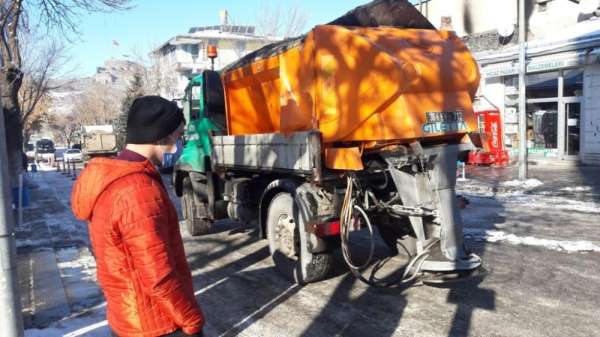 Kars Belediyesi'nin temizlik ve kar mesaisi devam ediyor 