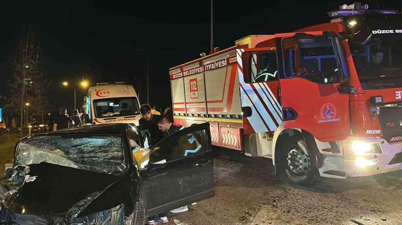 Düzce'de iki araç kafa kafaya çarpıştı: 2 ölü, 11 yaralı