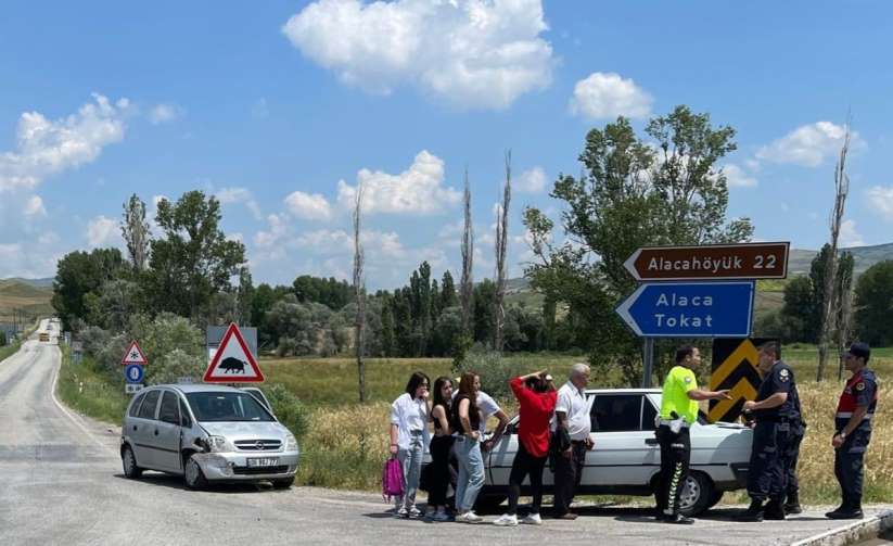 Çorum'da 3 araç birbirine girdi: 1 yaralı