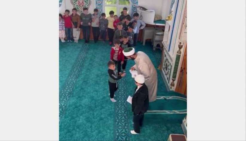 Bayram namazına gelen çocuklara sürpriz
