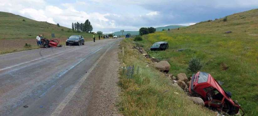 Gümüşhane'deki kazada ikiye bölünen otomobilin sürücüsü kurtarılamadı - Gümüşhane haber