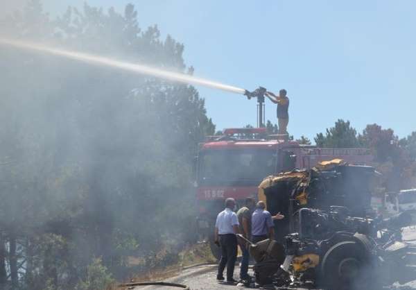 Trafik kazası sonucu çıkan yangın kontrol altına alındı