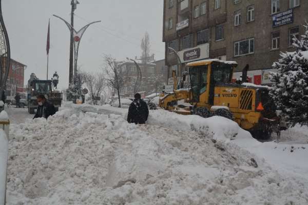 Hakkari Belediyesinden karla mücadele çalışması 