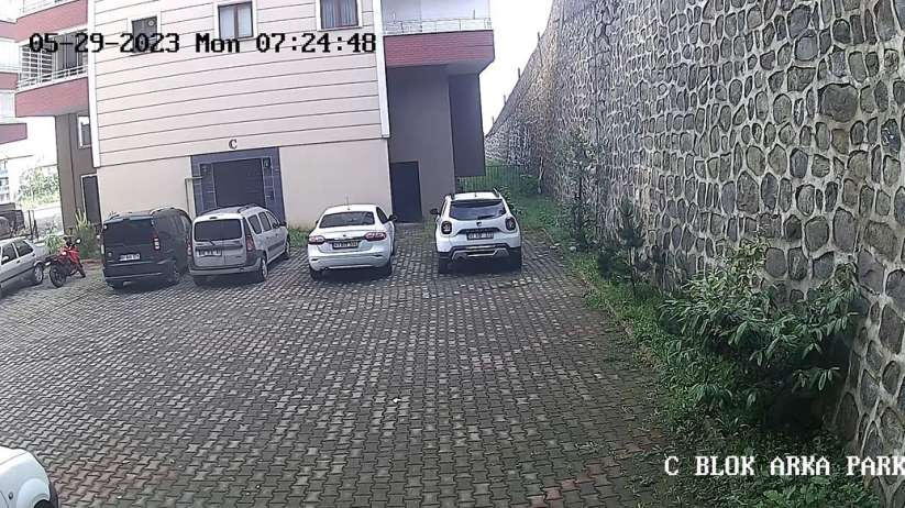 Trabzon'da bir sitenin istinat duvarı böyle çöktü, o anlar güvenlik kamerasına yansıdı