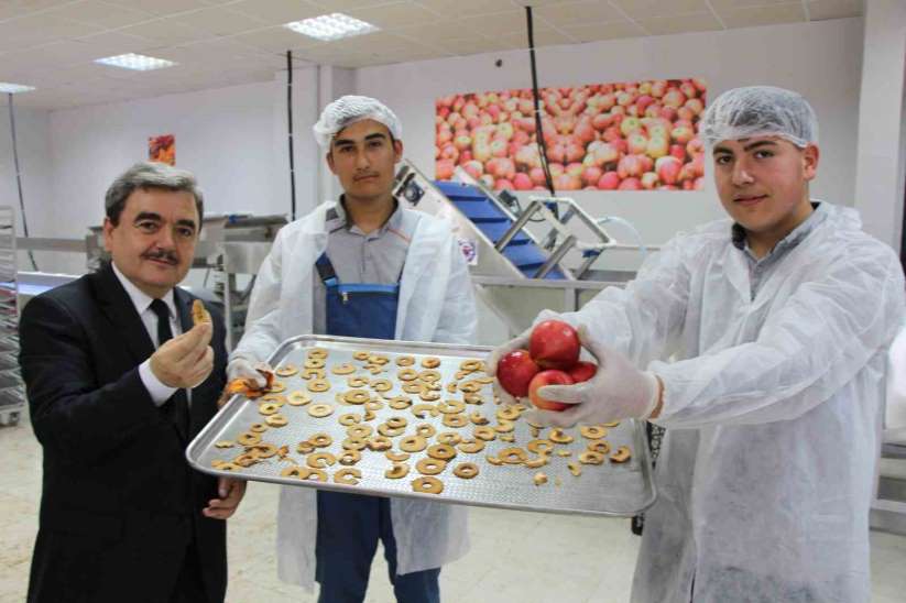 Amasya'da okulda meyve kurutma tesisi kuruldu, elma cipsi üretimine başlayan öğrencilerin hedefleri büyük