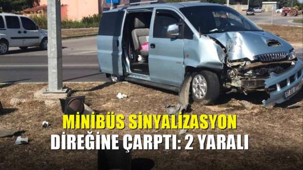 Minibüs sinyalizasyon direğine çarptı: 2 yaralı