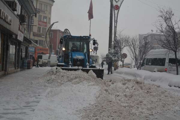 Hakkari Belediyesinden karla mücadele çalışması 