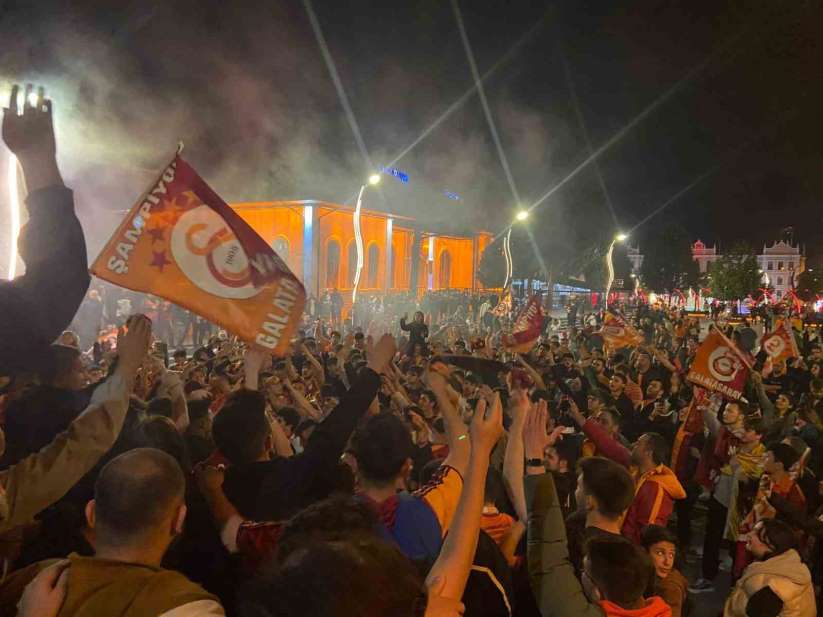 Galatasaray şampiyonluğunu ilan etti, Bolu'da vatandaşlar sokağa döküldü