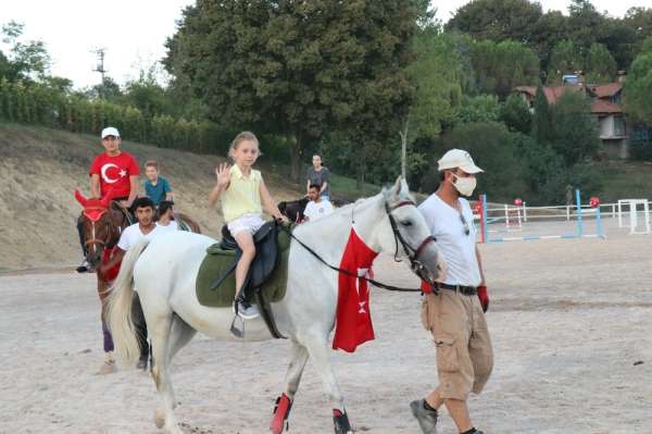 Şehit çocukları Sakarya Atlı Spor köyünde gönüllerince eğlendi 