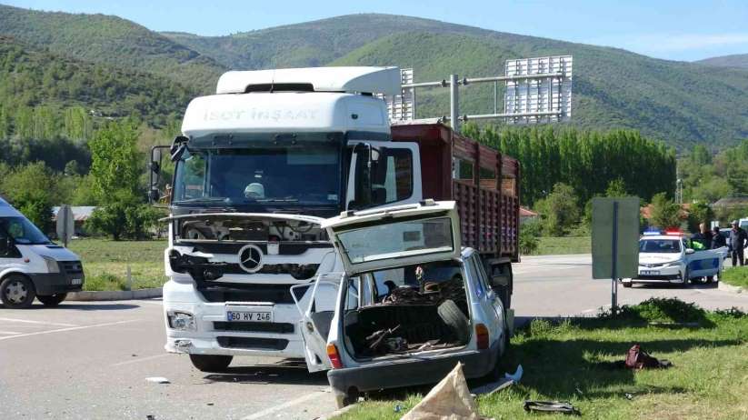 Tokat'ta tır ile otomobilin çarpıştığı kazada; tır şoförü gözaltına alındı