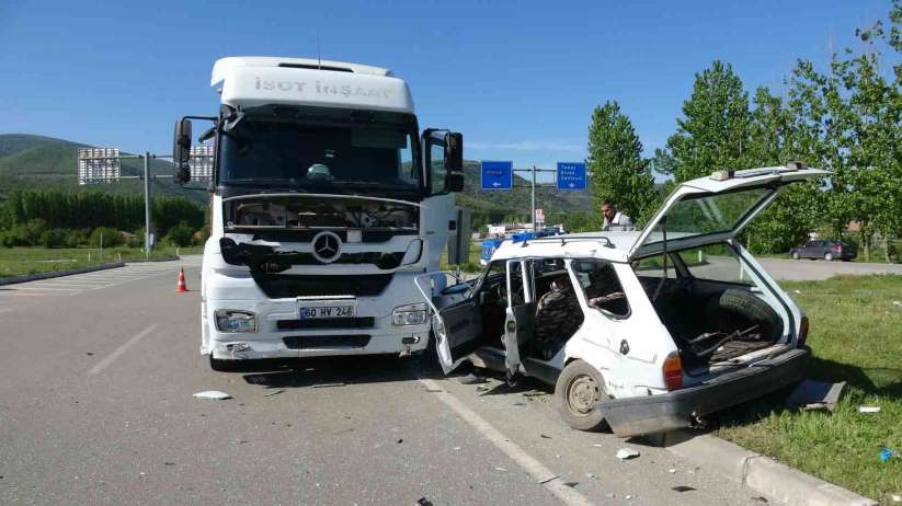 Tokat'ta tır ile otomobil çarpıştığı kazada 1 kişi hayatını kaybetti