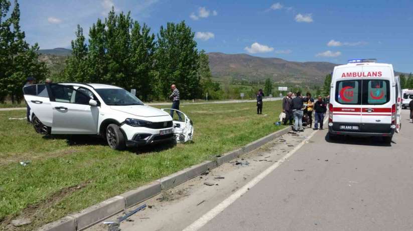 Tokat'ta servis aracı ve otomobil çarpıştı: 12 yaralı