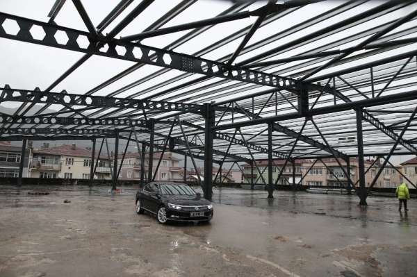 Bursa'da katlı otoparkın çatısı spor salonu oluyor 