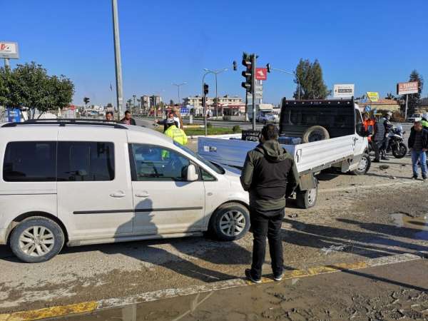Mersin'de kavşaktaki kazada 4 araç birbirine girdi: 1 yaralı 