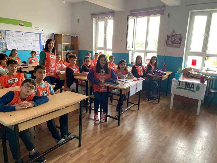 Taşova'da minik doğaseverler parkta fidan dikti