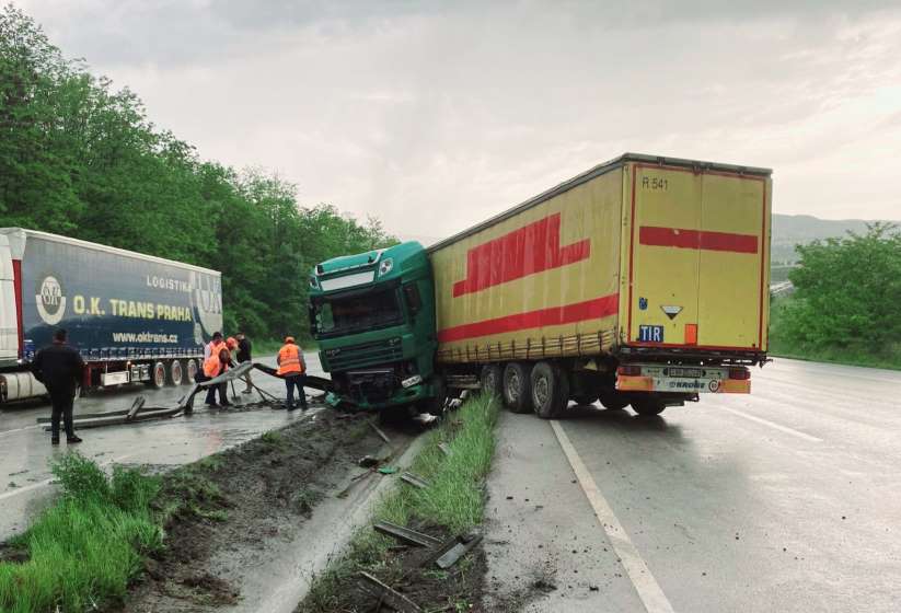 Samsun'da tır bariyere çarpıp su kanalına girdi