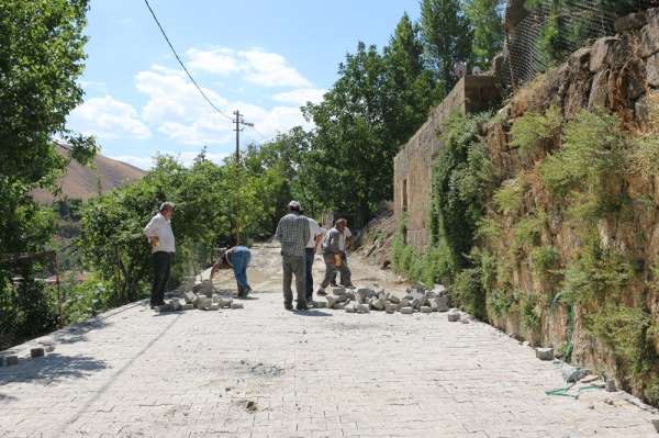 Bitlis Belediyesinin parke döşeme çalışmaları 