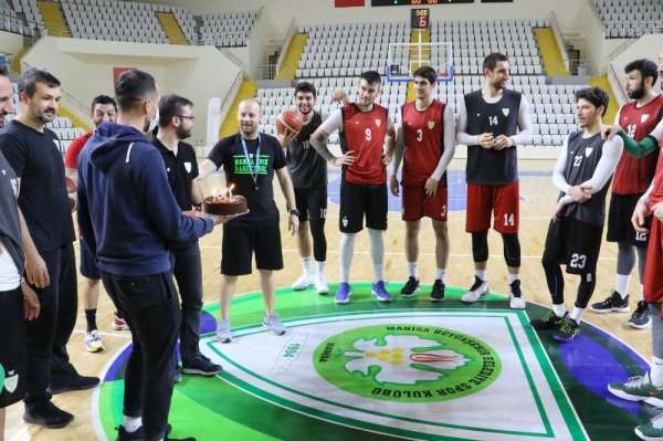 Manisa BBSK yeni yılı pasta keserek karşıladı