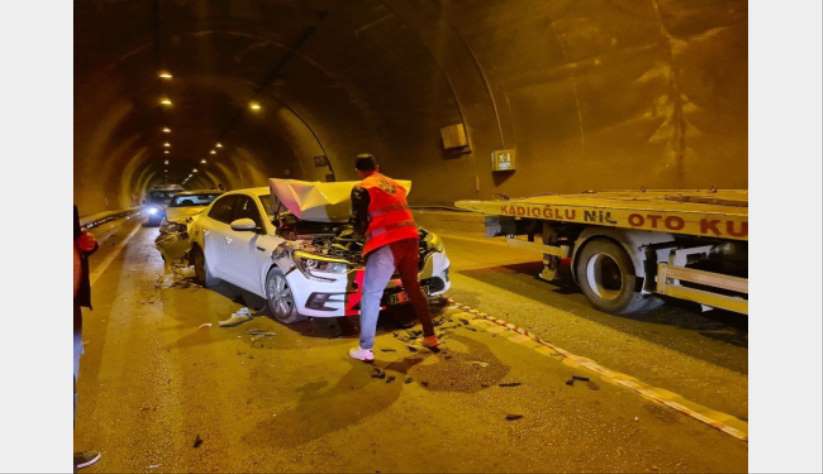 Tünel içerisinde zincirleme trafik kazası: 1 yaralı