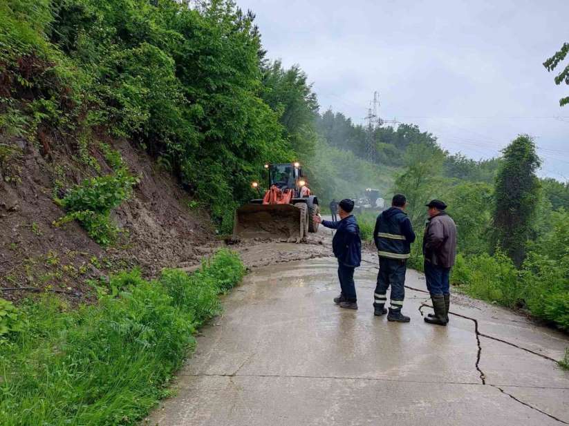 Kastamonu'da şiddetli sağanak 38 köye ulaşımı kapattı