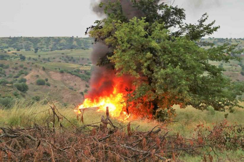 Amasya'da otomobil alev alev yandı