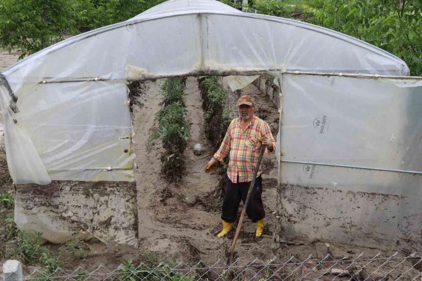 Amasya'da sağanak sonrası sel seraları da vurdu