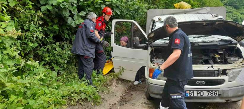 Trabzon'da araç köy yolundan karayoluna düştü: 3 yaralı