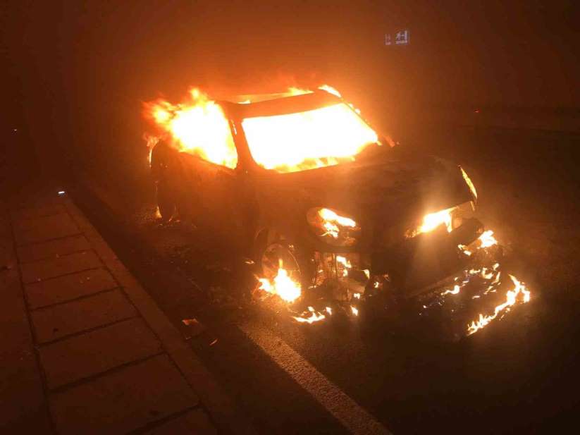 Otomobil yeni Zigana Tüneli'nde alev alev yandı