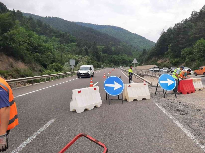 Bolu'da heyelan sebebiyle kapanan yol kontrollü olarak trafiğe açıldı