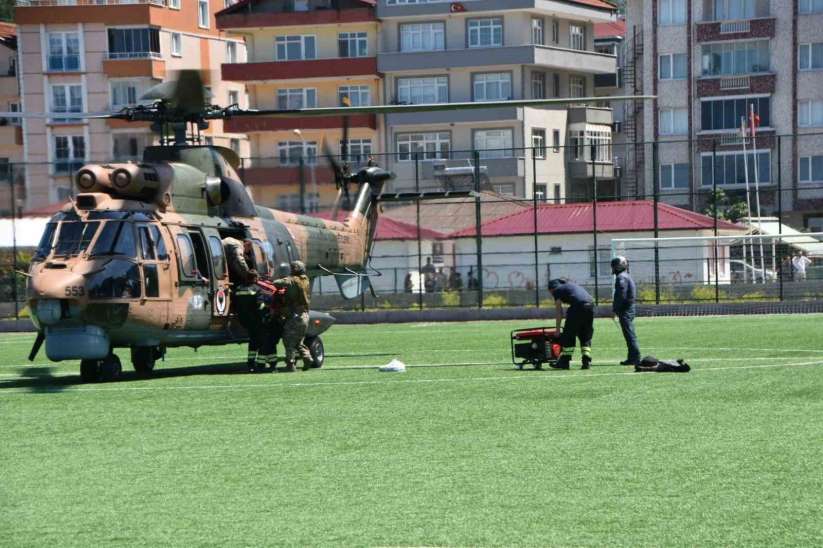 Sinop'ta sel nedeniyle elektriği kesilen köylere helikopterle jeneratör götürüldü