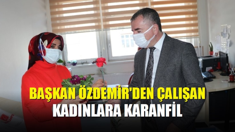 Başkan Özdemir'den çalışan kadınlara karanfil